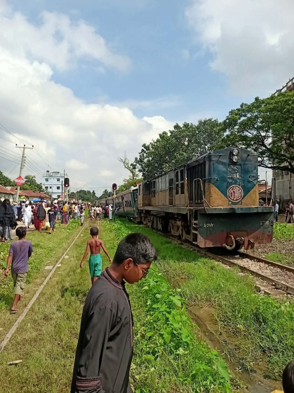 গফরগাঁও রেলস্টেনে জামালপুর কমিউটারের ৫ বগি লাইনচ্যুত, ট্রেন চলাচল বন্ধ