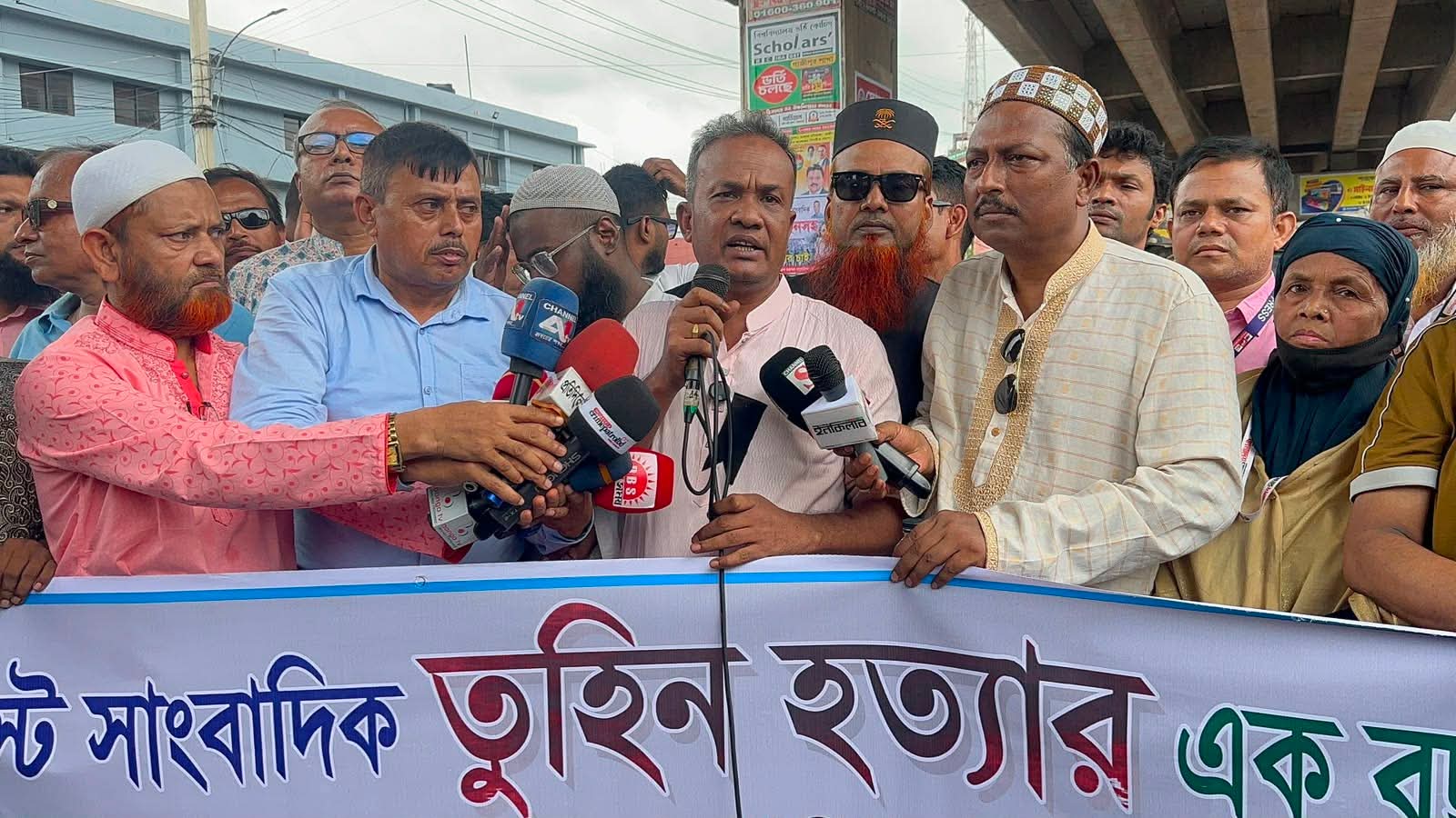 সাংবাদিকতা পেশার অস্তিত্ব রক্ষায় অবিলম্বে গণমাধ্যম কমিশন গঠন করুন