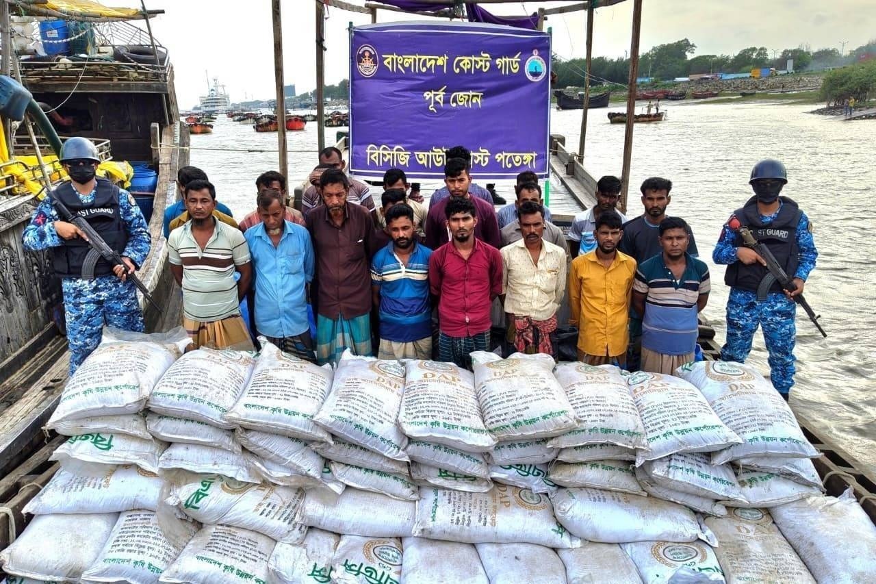 চট্টগ্রামে কোস্টগার্ডের আটক সারে জটিলতা, ষড়যন্ত্রের শিকার দাবি করছেন পুলিশ