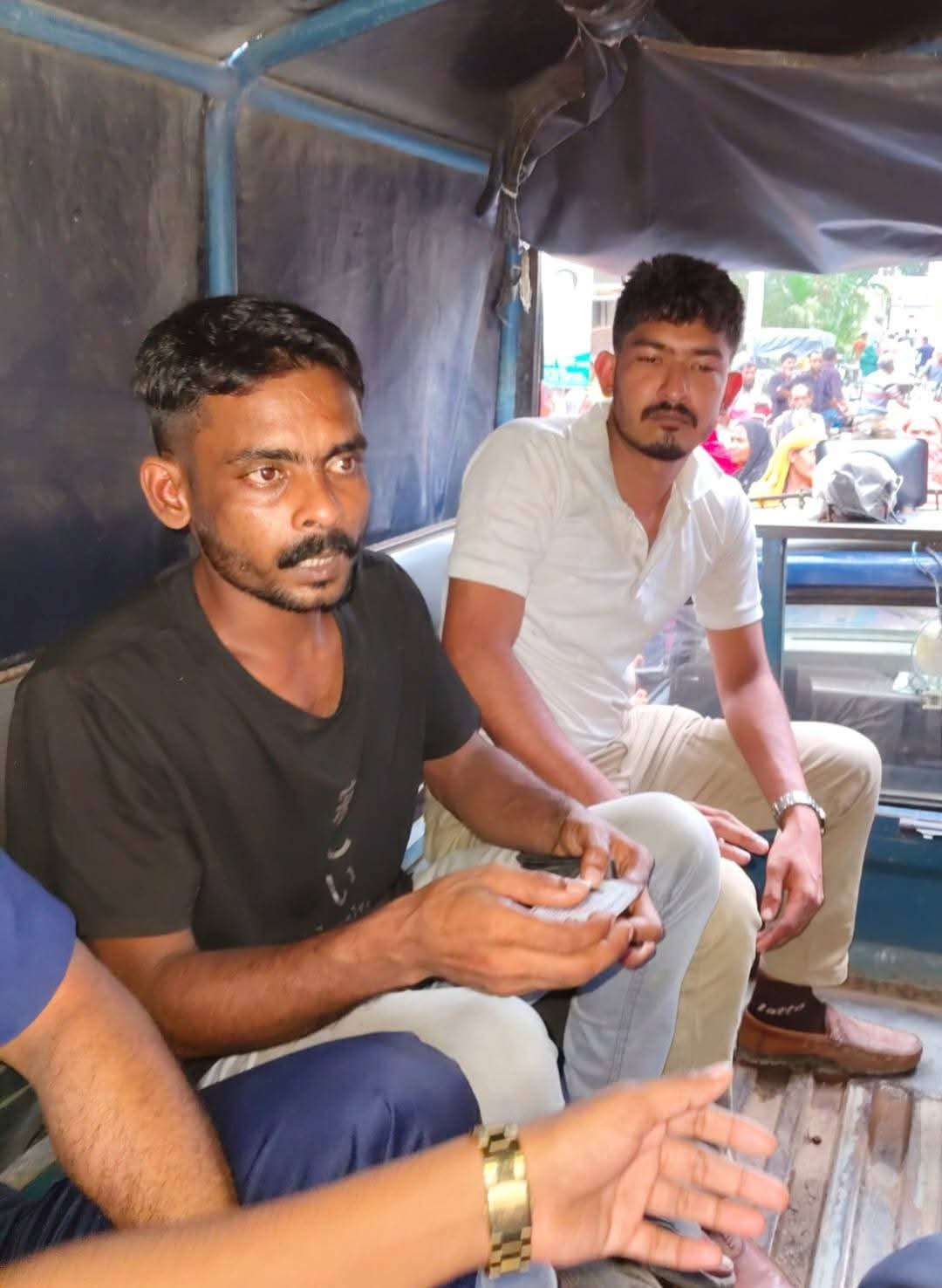 রাজশাহীর বাঘায় ভুয়া ডিবি পুলিশ সেজে চাঁদাবাজি : আটক ২