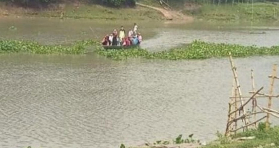 শীতলক্ষ্যা পাড়ে সেতুর অভাবে দুর্ভোগ, খেয়া নৌকাই একমাত্র ভরসা