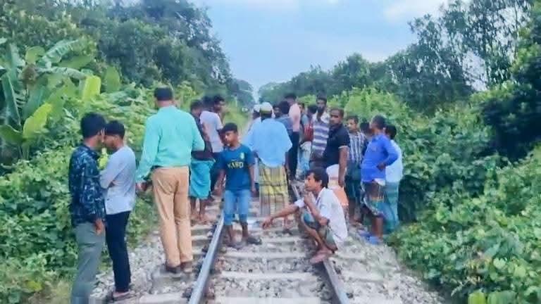 শ্রীপুরে ট্রেনে কাটা পড়ে এক দম্পতি নিহতের ঘটনা ঘটেছে