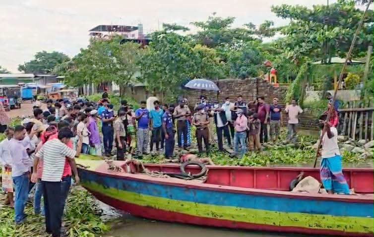 মেঘনা নদীতে ভাসমান নারী পুরুষের অর্ধগলিত লাশ উদ্ধার