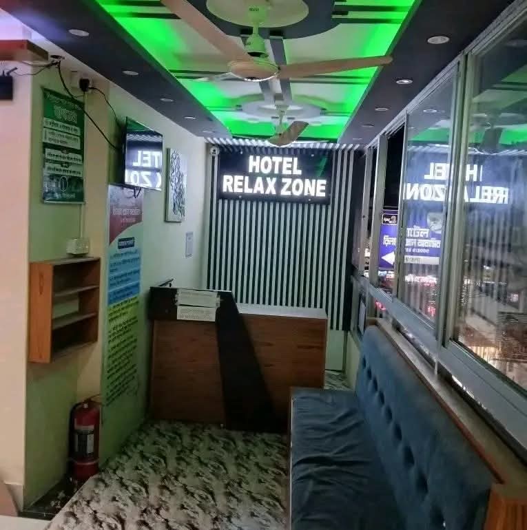 চট্টগ্রামে হোটেল কক্ষে পুলিশের ঝুলন্ত লাশ, পাশে থেকে রক্তাক্ত স্ত্রীকে উদ্ধার
