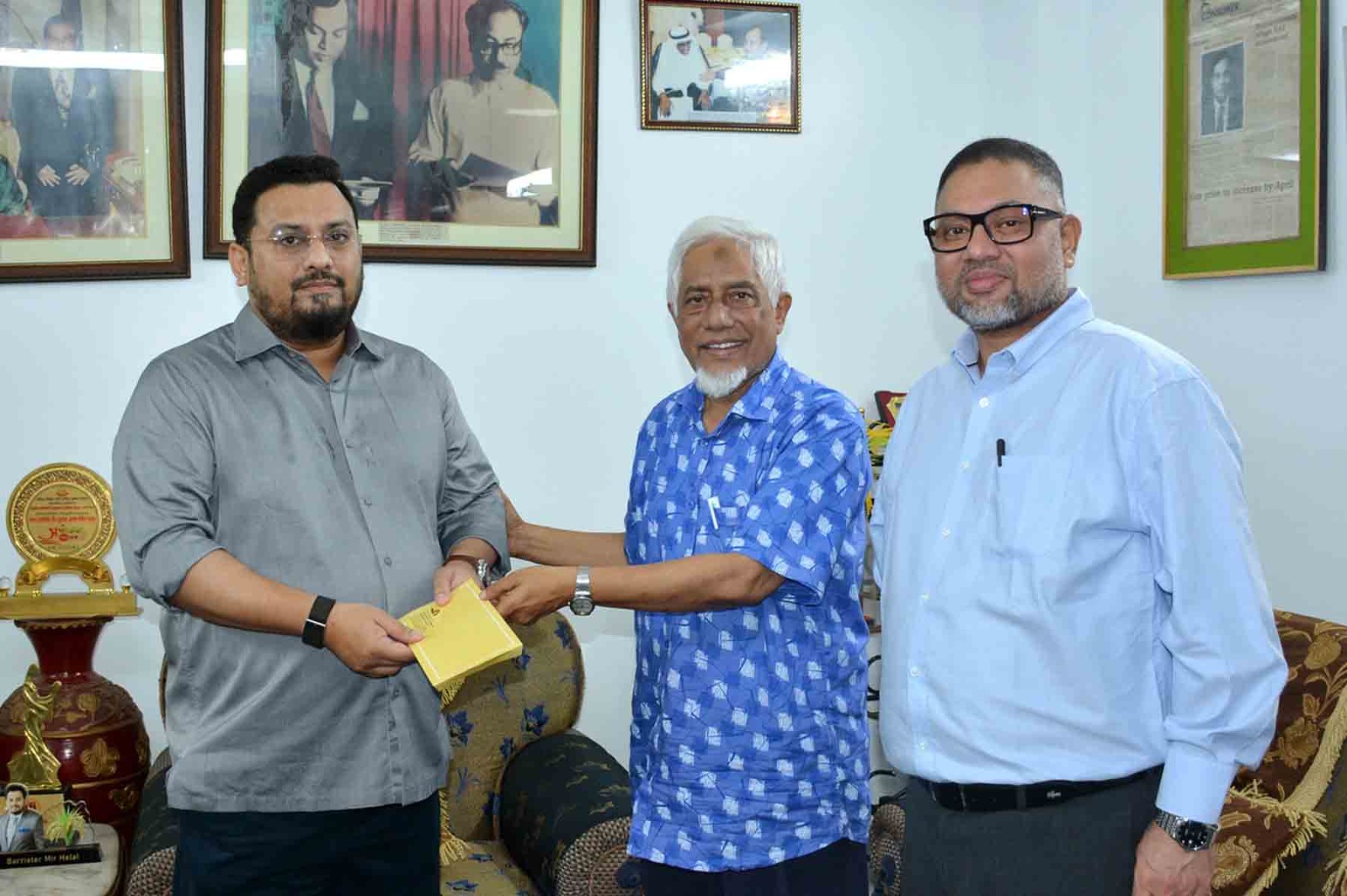 চট্টগ্রামে বন্যার্তদের সহায়তায় চক্ষু হাসপাতালের চেক গ্রহণ করলেন প্রতিমন্ত্রী মীর হেলাল