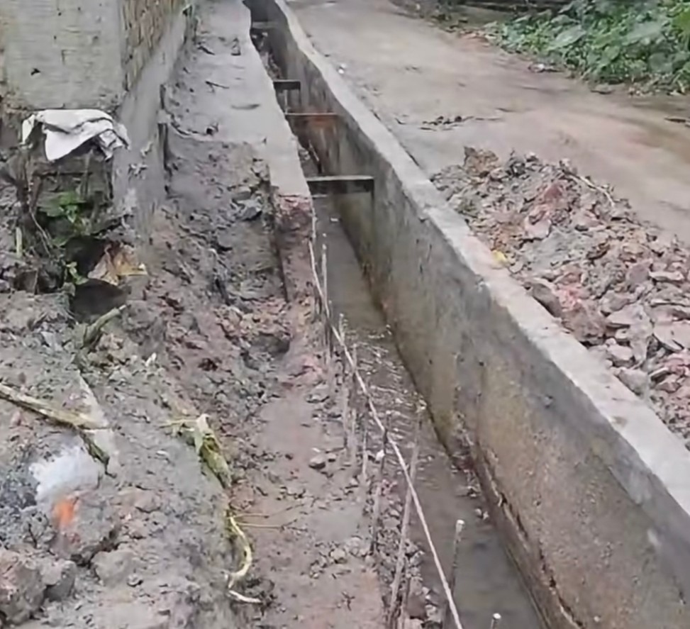 ড্রেন নির্মানে ব্যয় ১০ লাখ টাকা, কাজ চলাকালেই ফাটল, ভরসা এখন কাঠের ঠেক