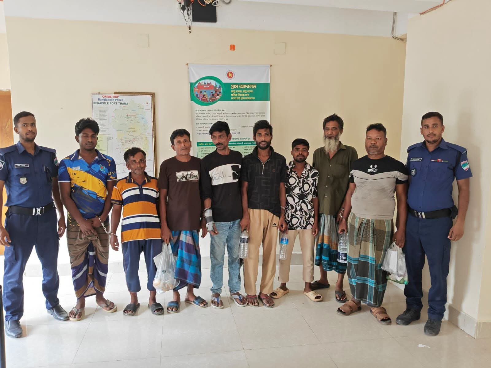 বেনাপোল পোর্ট থানার বিশেষ অভিযানে ওয়ারেন্টভুক্ত ৭ আসামিসহ ৮ জন পুলিশের পাহারায় আদালতে চালান