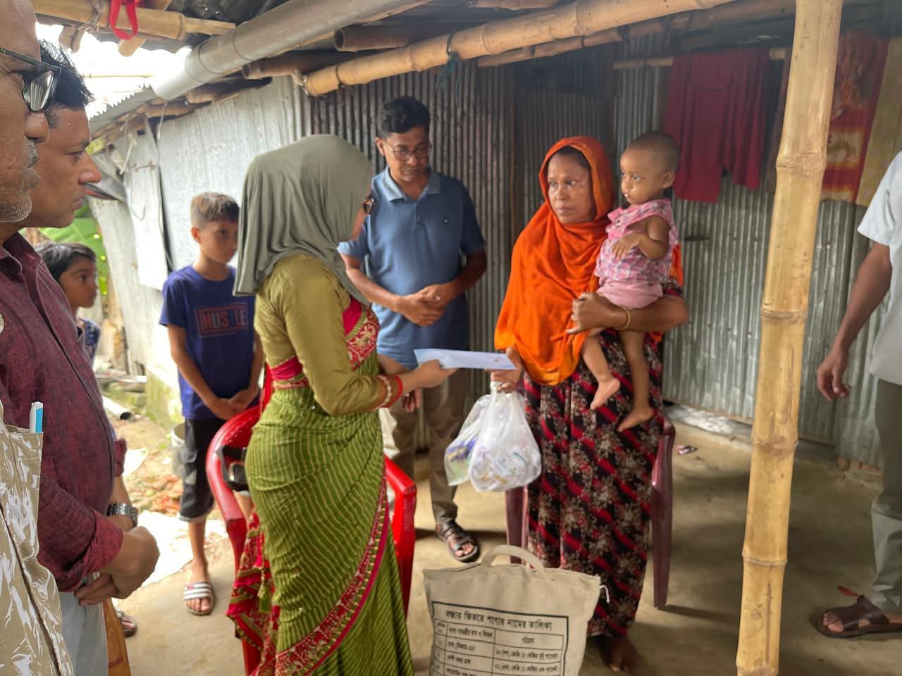 মা-হারা অসুস্থ শিশুর পাশে দুর্গাপুরের ইউএনও  নগদ অর্থ ও খাদ্য সহায়তা প্রদান, চিকিৎসার আশ্বাস