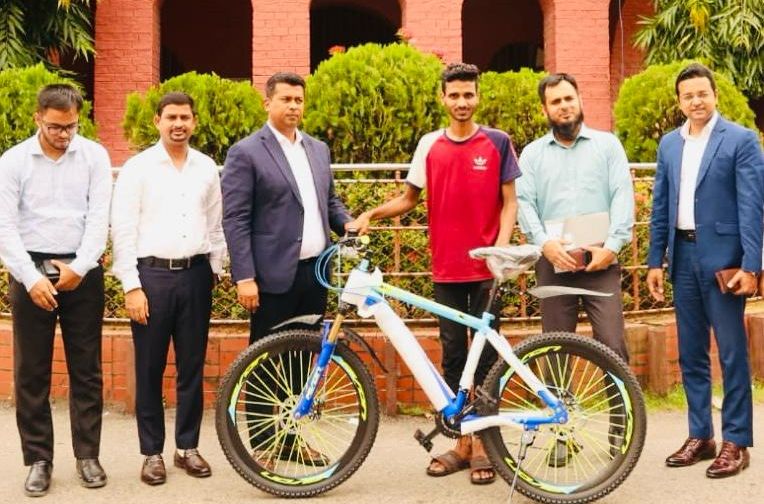 চট্টগ্রামে জামশেদের পাশে দাঁড়ালেন জেলা প্রশাসক মোহাম্মদ জাহিদুল