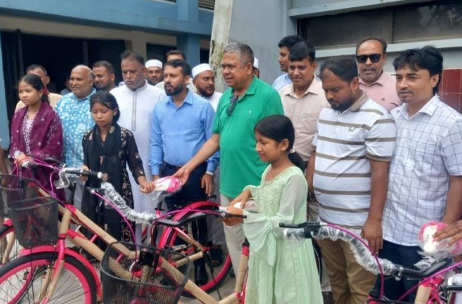 শ্রীপুরে ক্ষুদ্র নৃগোষ্ঠীর শিক্ষার্থীদের মাঝে শিক্ষাবৃত্তি, সেলাই মেশিন ও সাইকেল বিতরণ