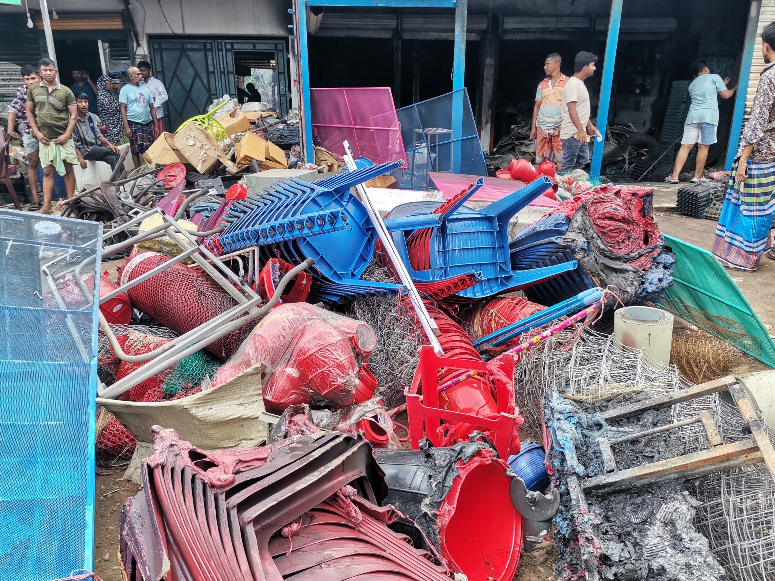 ভালুকা বাসস্ট্যান্ডে আগুন, মুহূর্তেই পুড়ে গেল পুরো দোকান