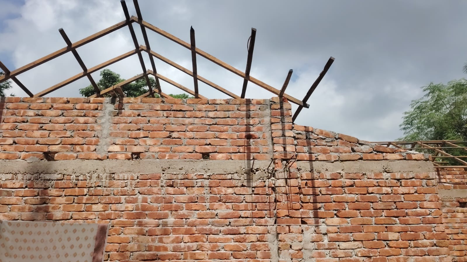 শ্রীপুরে সরকারি খাসজমি দখল করে বাড়ি নির্মাণের অভিযোগ, প্রশাসনের হস্তক্ষেপে কাজ বন্ধ