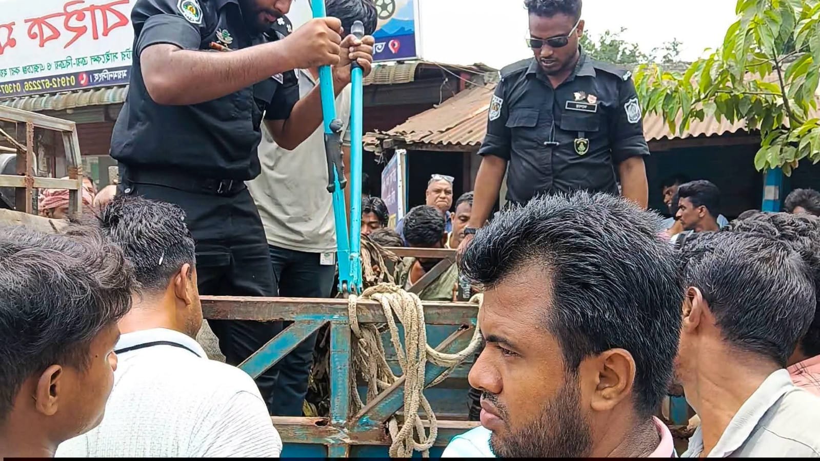 ভালুকায় ২৯ কেজি গাঁজাসহ পিকআপ জব্দ, চালক গ্রেপ্তার