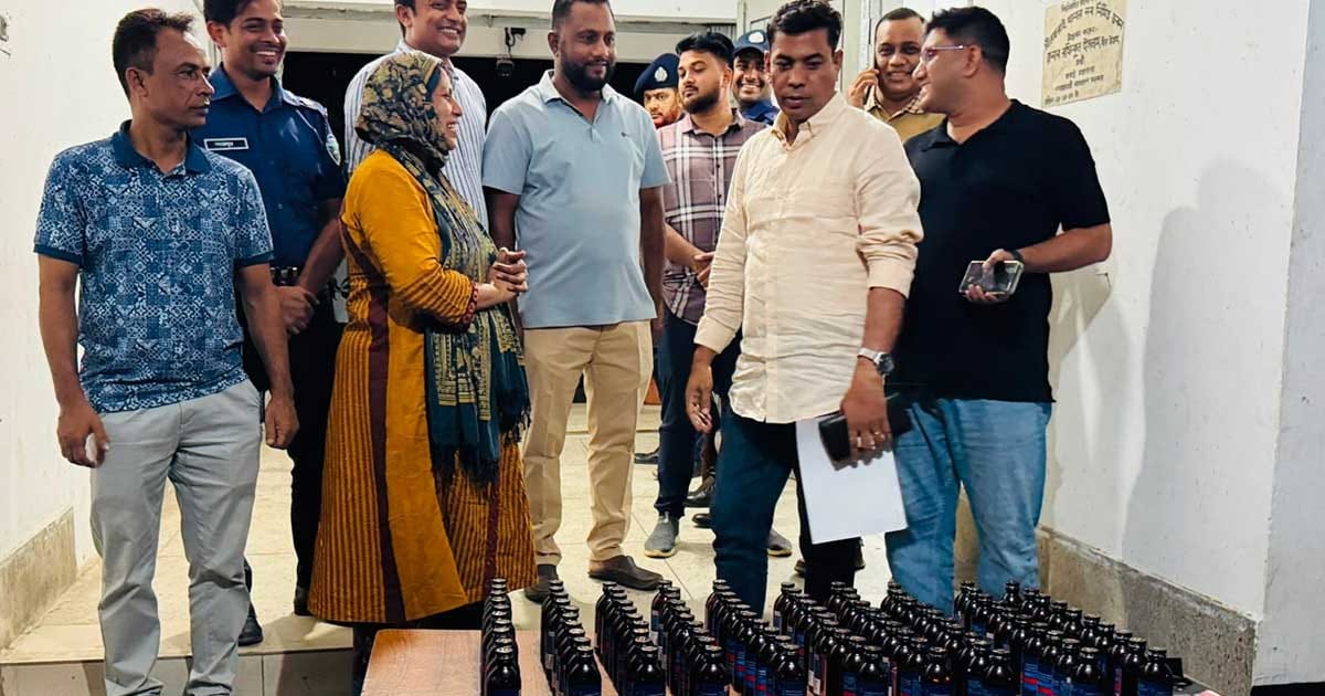 চট্টগ্রামে ধাওয়া খেয়ে পালালো মাদক  কারবারিরা, পুলিশ পেলো গাঁজা, ফেনসিডিল আর নোহা