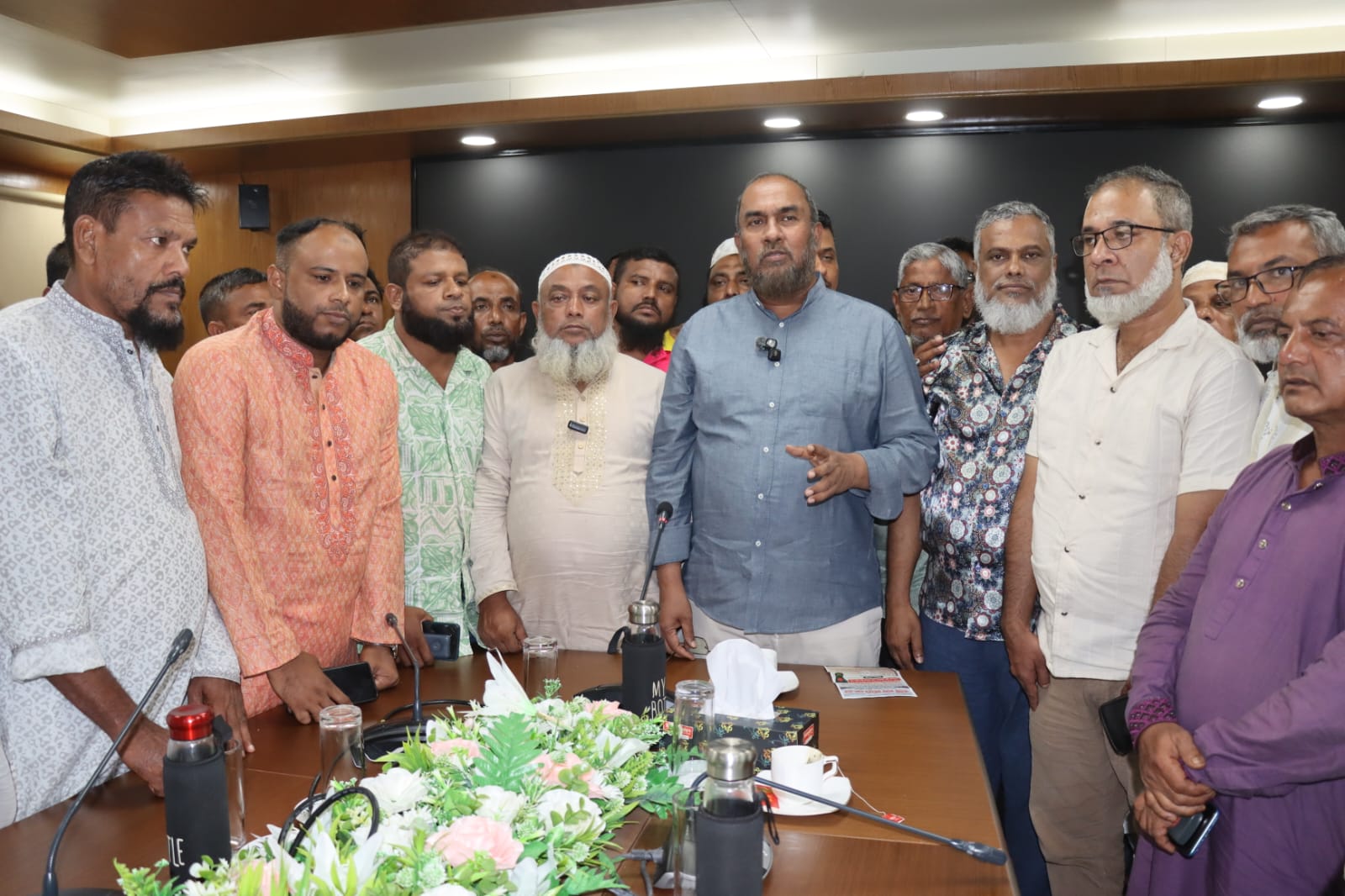 ৬দফা মেনে নেয়ার শর্তে সিসিক প্রশাসক ও বিভাগীয় কমিশনারের সমঝোতায় সিলেট বিভাগেশ্রমিক কর্মবিরতি প্রত্যাহার