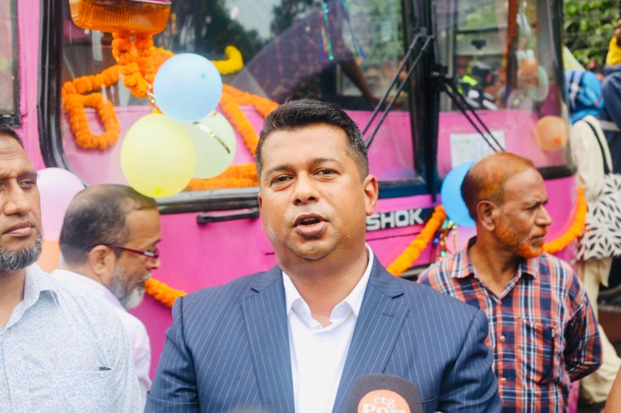 চট্টগ্রামে নারীদের জন্য নিরাপদ পিংক বাস সার্ভিস উদ্বোধন করলেন জেলা প্রশাসক