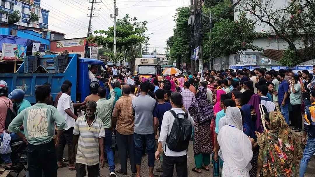 চট্টগ্রামে কারখানা বিক্রির আশঙ্কায় সড়ক অবরোধ করে শ্রমিকদের বিক্ষোভ