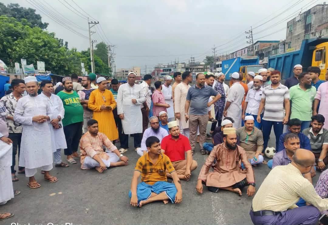 কালিয়াকৈরে ফুট ওভারব্রিজের দাবিতে মহাসড়ক অবরো