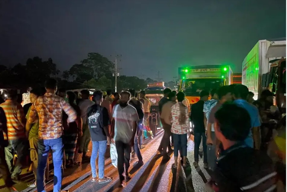 শ্রীপুরে বেতন ভাতার দাবিতে ঢাকা-ময়মনসিংহ মহাসড়ক অবরোধ করে বিক্ষোভ