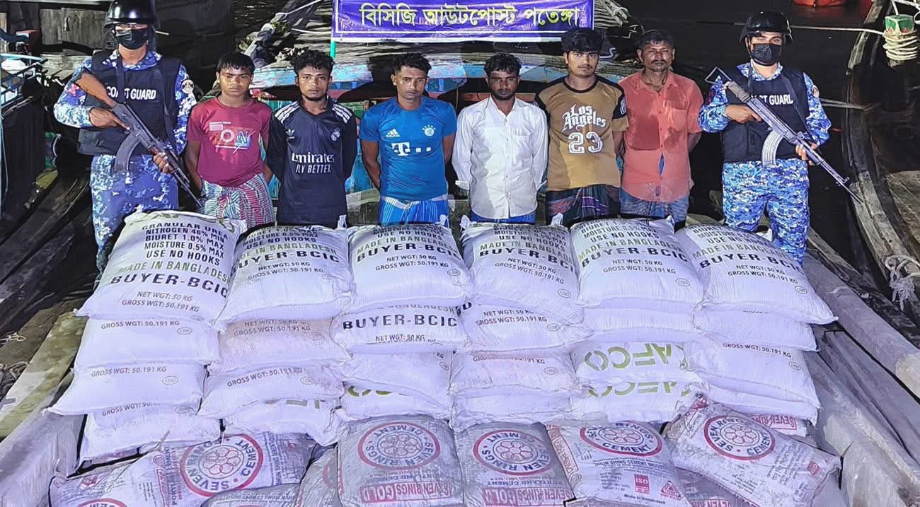 চট্টগ্রামে কোস্ট গার্ডের অভিয়ানে সিমেন্ট সার উদ্ধারসহ আটক-৬