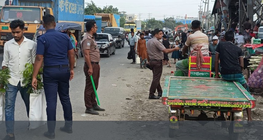 মহাসড়কে থ্রি-হুইলার নিয়ন্ত্রণে হাইওয়ে পুলিশ