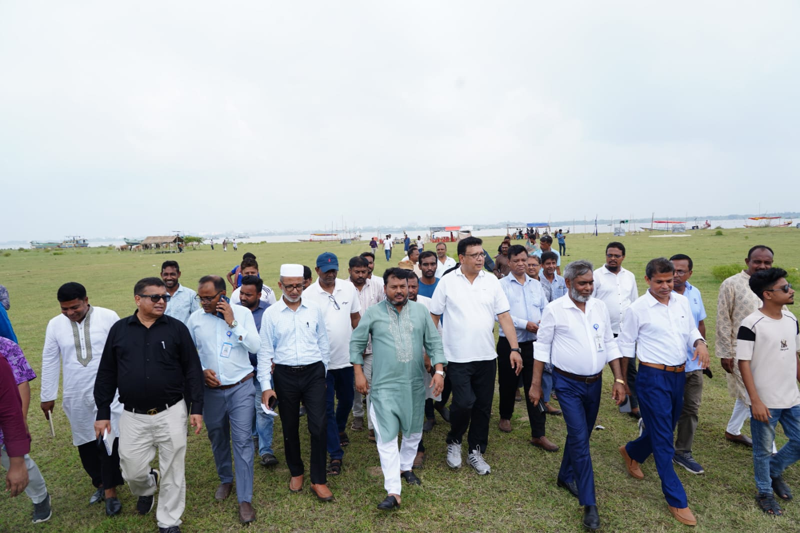 মিনি সুইজারল্যান্ড,খ্যাত পদ্মার মিডল চর পরিদর্শনে রাসিক প্রশাসক ও প্রাণিসম্পদ ডিজি