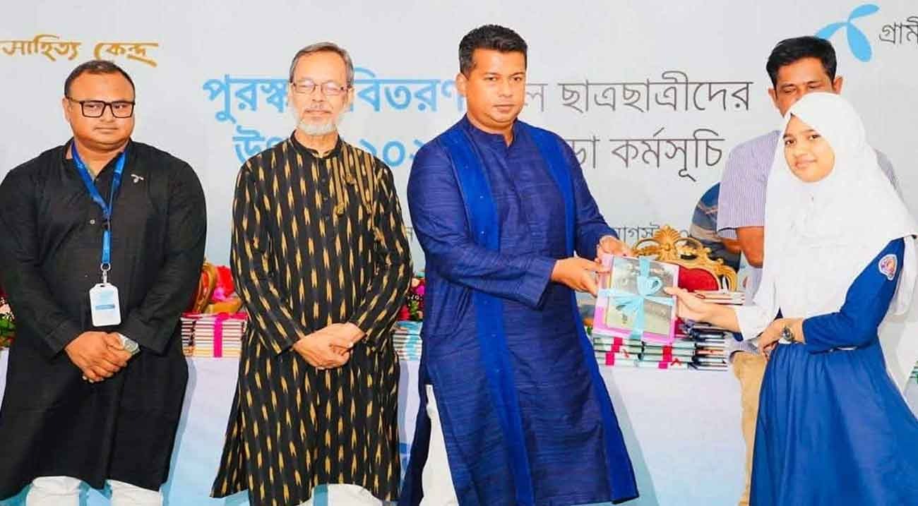 শুধু বই পড়ে জ্ঞান অর্জন কিংবা বড় ডিগ্রি পেলেই মানুষ হওয়া যায় না : জেলা প্রশাসক