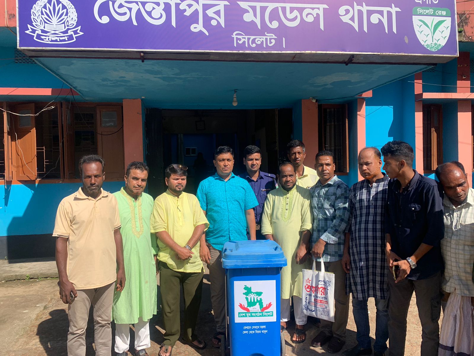 জৈন্তাপুরে দেশ যুব সংগঠনের ভাসমান ডাস্টবিন হস্তান্তর