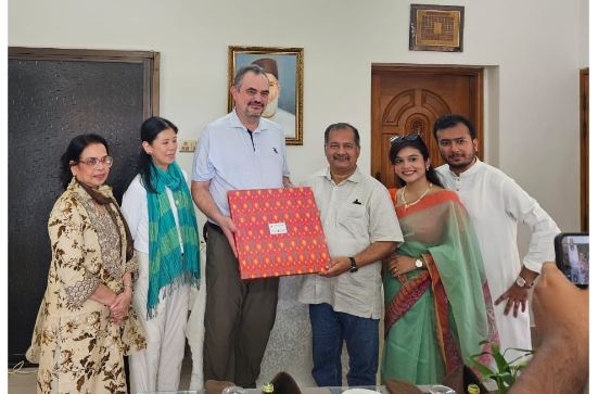 তথ্যমন্ত্রীর গ্ৰামের বাড়িতে ভাজা ইলিশ আর রসমালাইয়ের স্বাদে আপ্লুত মার্কিন রাষ্ট্রদূত