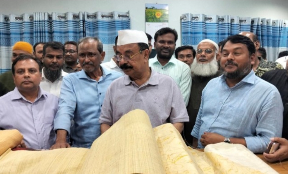 রাজশাহী সিল্কের টানে ঢাকা থেকে রাজশাহীরা জশাহীতে ৫০ হাজার টাকার সিল্ক কিনলেন ঢাকা-৩ এর এমপি গয়েশ্বর চন্দ্র রায়