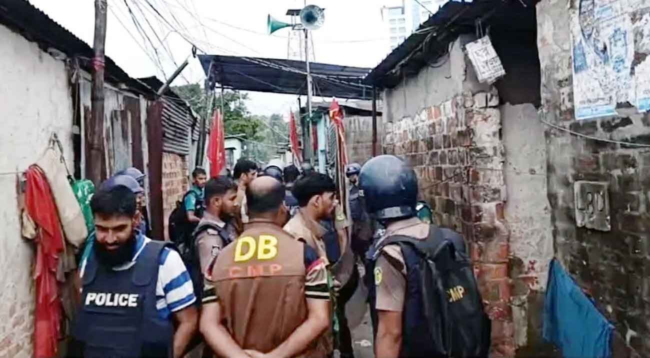 চট্টগ্রাম শীর্ষ সন্ত্রাসী বগাকে ধরতে পুলিশের অভিযানে আহত – ৬