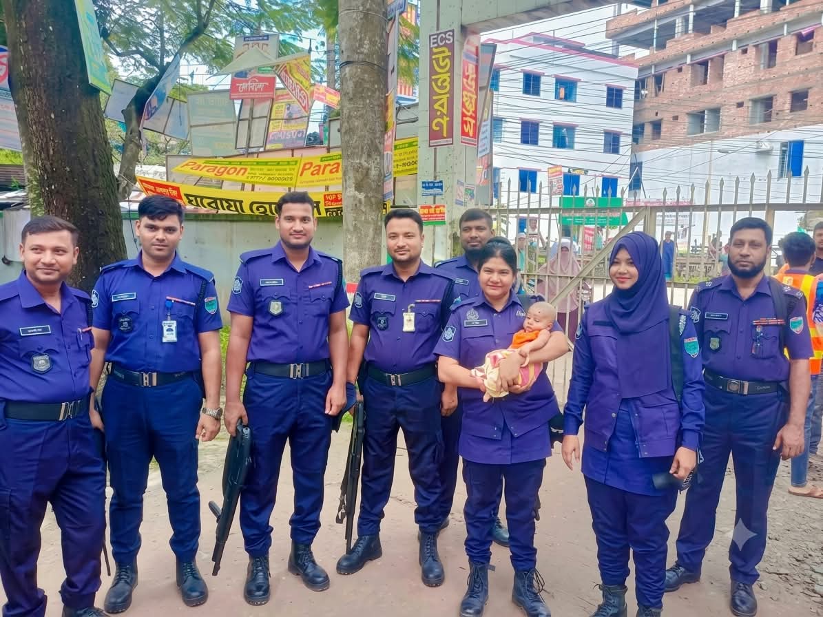 মানবতার উজ্জ্বল দৃষ্টান্ত: পরীক্ষা চলাকালে প্রার্থীর শিশুকে কোলে রেখে দায়িত্ব পালন করলেন কনস্টেবল শিল্পী