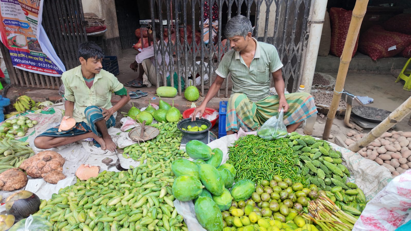 রাজশাহীতে মাছ-সবজির বাজার স্থিতিশীল, দাম বেড়েছে ডিম-মুরগীর