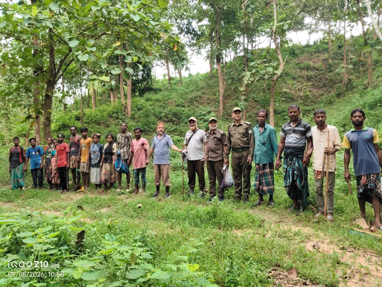 বাহুবলে পুটিজুরী বন বিটে ২০২৫-২৬ অর্থ বছরে বাগানে শূন্যস্থানে চারা রোপণে সফলতা পরিদর্শন করেন এবং খাড়া গাছের নিলামকৃত লটের গাছ আহরণ প্রক্রিয়া উপদেশ দেন — সিলেট বিভাগীয় বন কর্মকর্তা