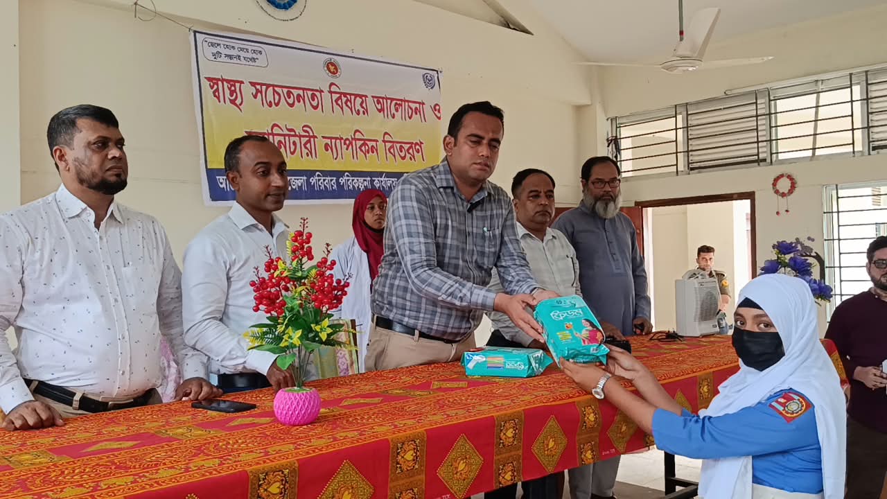 মাগুরার শ্রীপুরে সব্দালপুর মাধ্যমিক বিদ্যালয়ে স্বাস্থ্য সচেতনতা বিষয়ে আলোচনা ও স্যানিটারী ন্যাপকিন বিতরণ