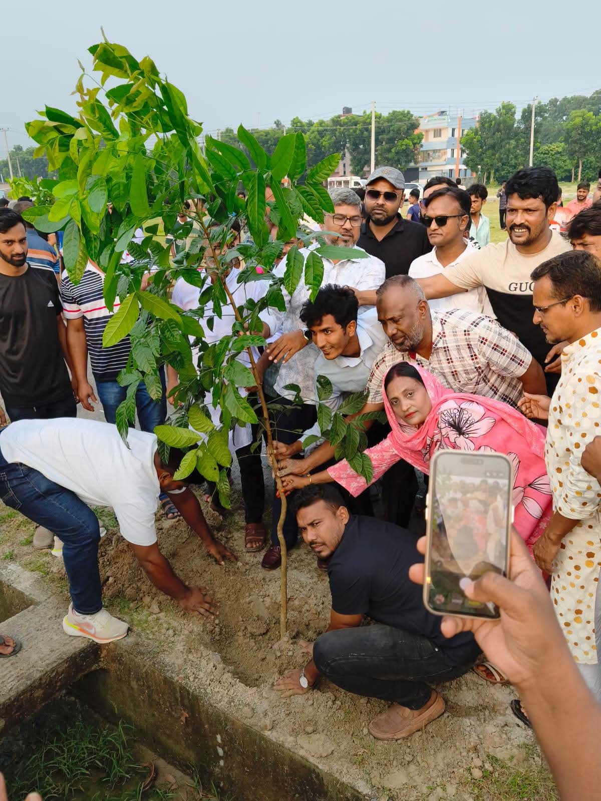 প্রান্তিক আবাসিক এলাকায় বৃক্ষরোপণ করলেন আরডিএ চেয়ারম্যান আবুল কালাম আজাদ সুইট