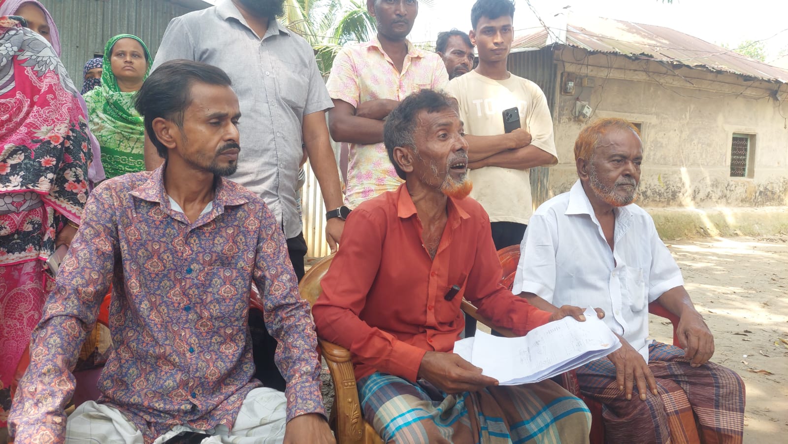 শ্রীপুরে বসতবাড়ি ভেঙে জোরপূর্বক রাস্তা তৈরির চেষ্টার অভিযোগ