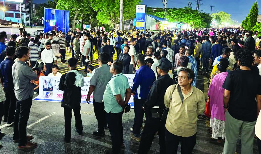 চট্টগ্রাম কক্সবাজার মহাসড়কে বিক্ষোভ ও অবরোধ করলেন ব্যাংক কর্মকর্তা কর্মচারীরা