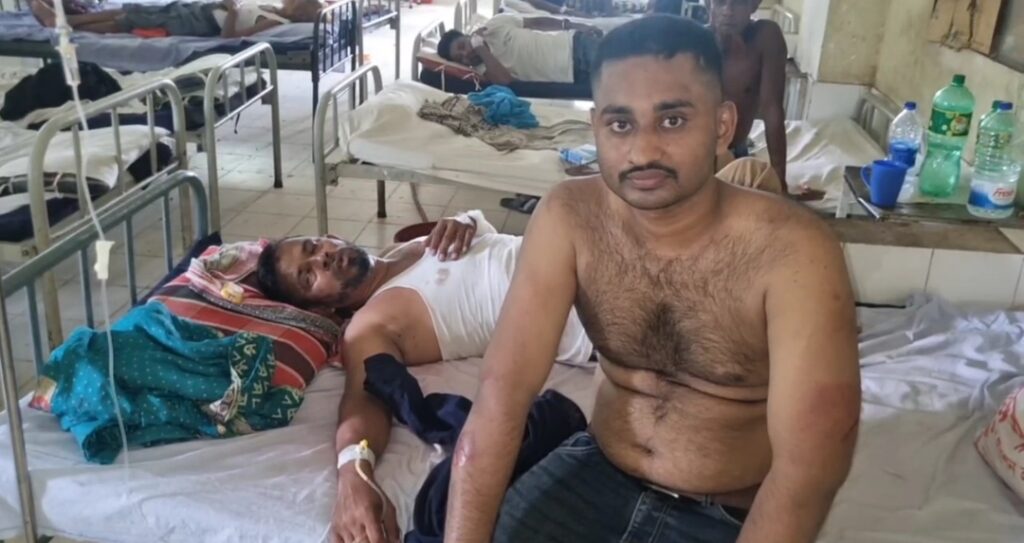 পাওনা টাকা চাওয়ায় হামলা : বাবা-ছেলে আহত