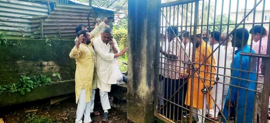 হঠাৎ স্বাস্থ্যকেন্দ্রে এমপি, প্রধান ফটকে তালা