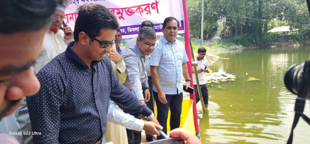 মাছের উৎপাদন বাড়াতে ডিমলার ১৩ জলাশয়ে পোনা অবমুক্ত
