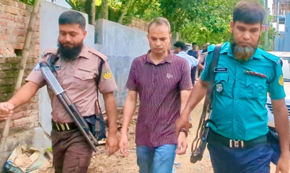 রাজশাহীতে ফ্ল্যাটে নারীসহ সাবেক ওসি আটক, দরজা ভাঙল ফায়ার সার্ভিস