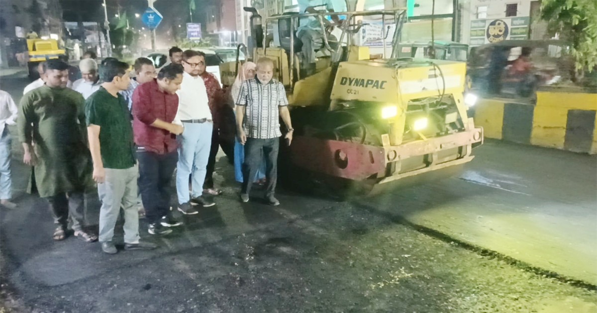 চট্টগ্রামে গুরুত্বপূর্ণ সড়কে উন্নয়ন কাজে গতি আনতে রাতে সরেজমিনে চসিক মেয়র