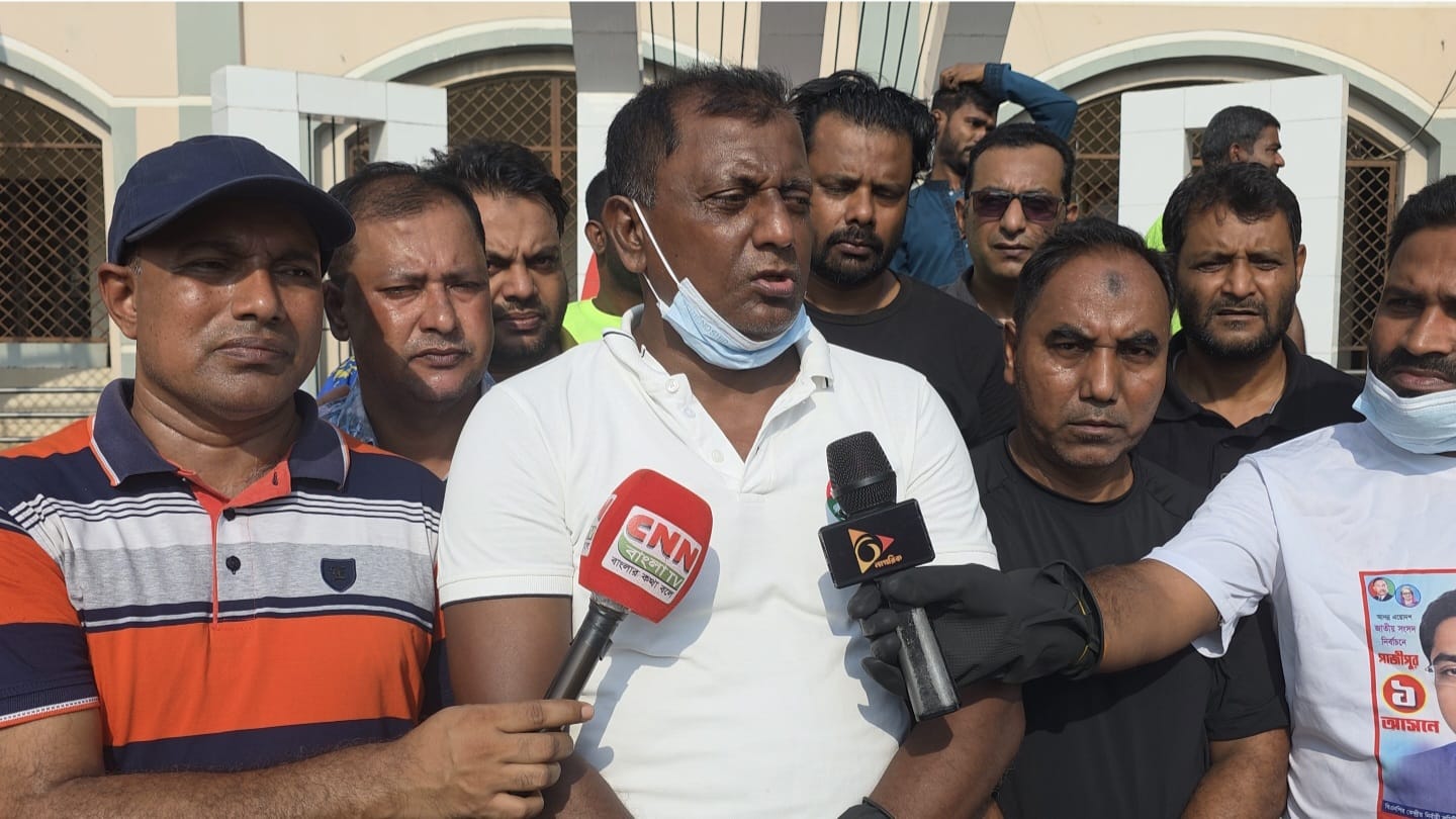 কালিয়াকৈর চন্দ্রা সরকারি কলেজে যুবদল নেতার উদ্যোগে পরিষ্কার-পরিচ্ছন্নতা অভিযান