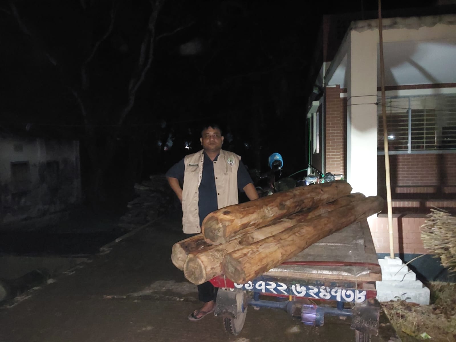 মাধবপুরে শাহপুর বন বিট রিজার্ভ এলাকা থেকে ৪ টুকরো সেগুন গোল কাঠ পাচারের সময় শালটিলা ও জগদীশপুর বন বিট ফরেস্ট যৌথ অভিযান চালিয়ে আটক