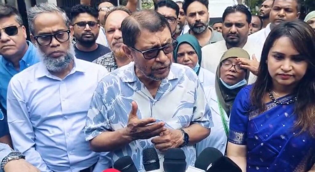 (স্বাস্থ্য কমপ্লেক্সটিকে ৫০ শয্যা থেকে ১৫১ শয্যায় উন্নীত করার কাজ শুরু হবে।) গজারিয়া স্বাস্থ্য কমপ্লেক্সে পরিদর্শনে স্বাস্থ্য মন্ত্রী সাখাওয়াত হোসেন