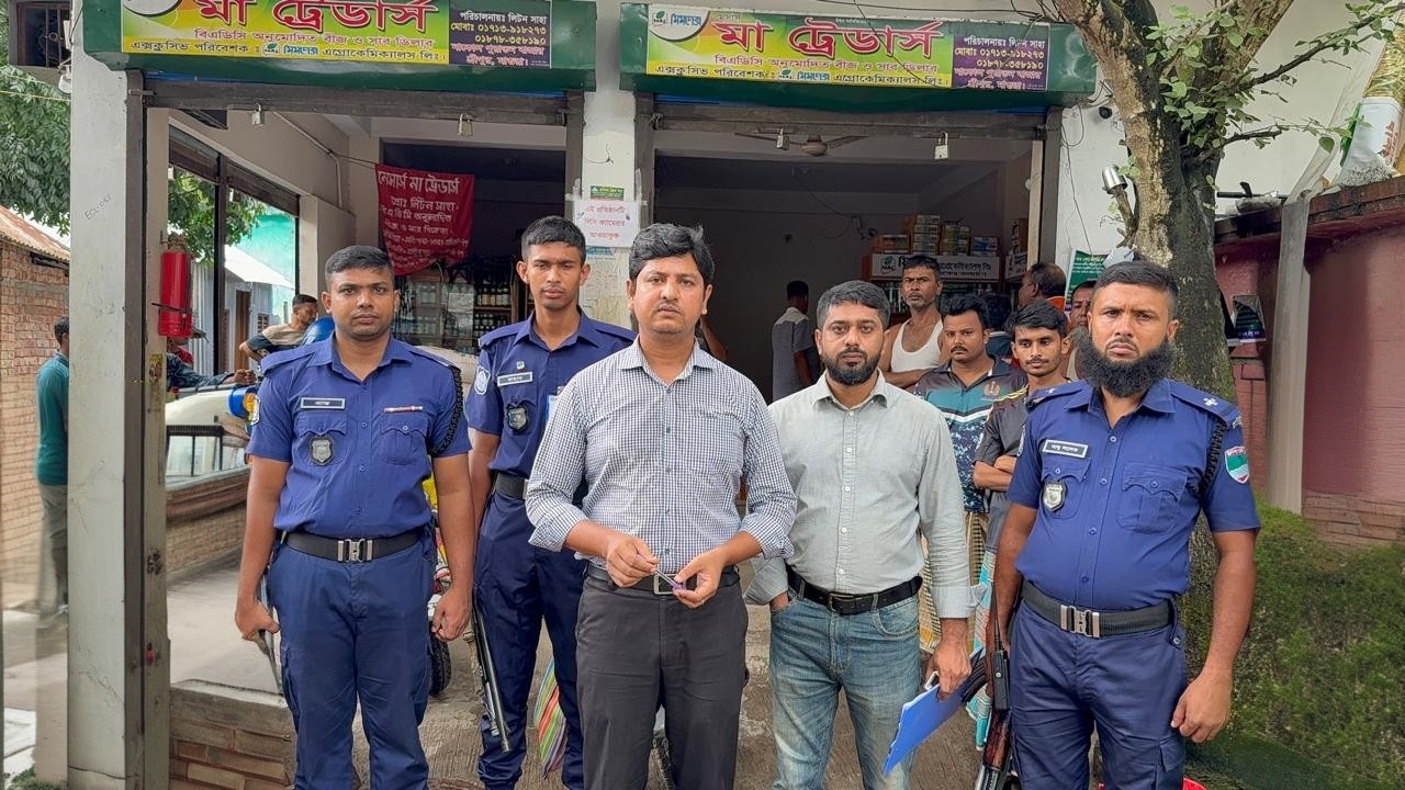 মাগুরায় সারের মূল্যবৃদ্ধির দায়ে ডিলারের লাখ টাকা জরিমানা