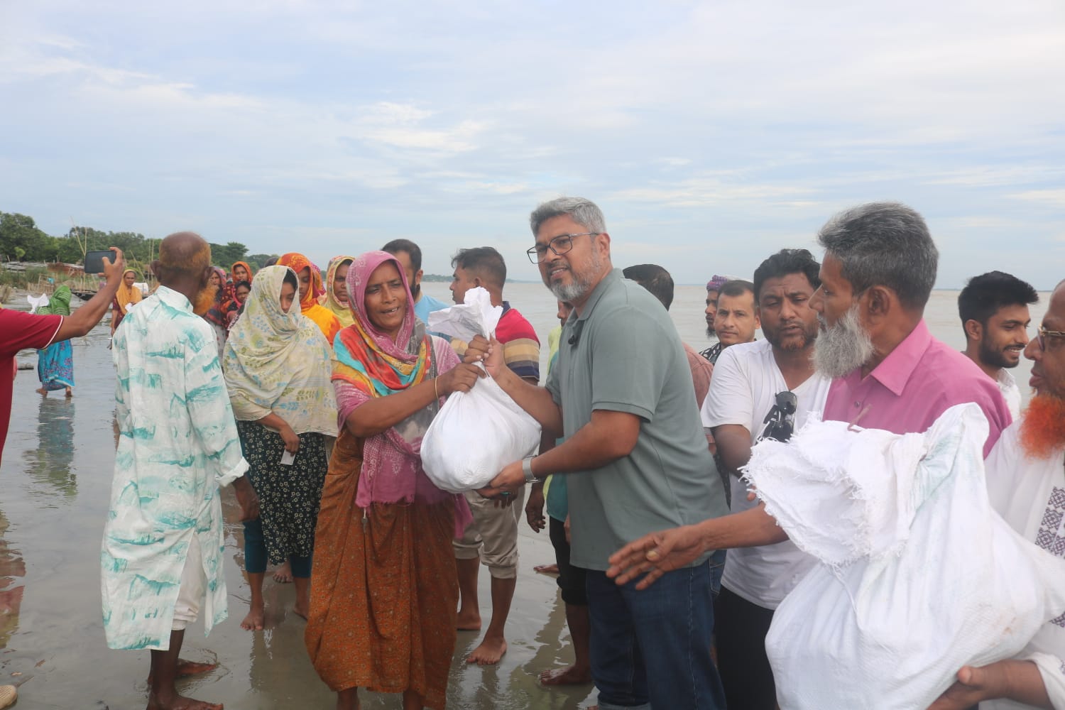 রাজশাহী পদ্মাপাড়ের বন্যার্তদের মাঝে আরডিএ চেয়ারম্যান সুইটের ত্রাণ বিতরণ