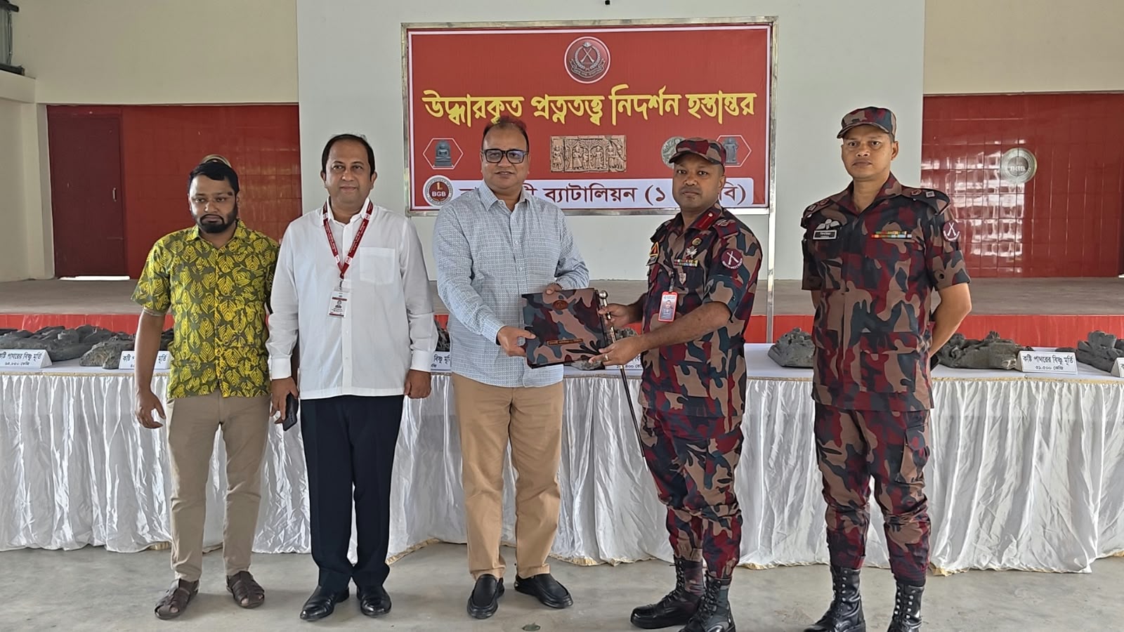 রাজশাহীতে উদ্ধার ২৬ কষ্টি পাথরের মূর্তি ও ১৮১৮ প্রাচীন মুদ্রা জাতীয় জাদুঘরে হস্তান্তর