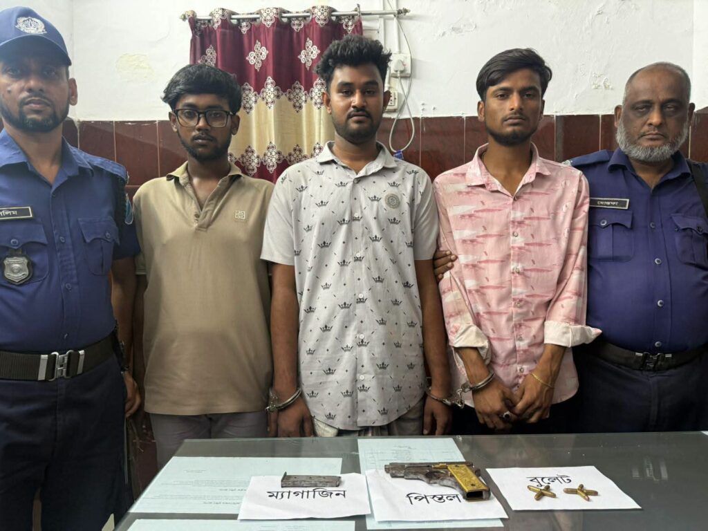সাভারে পরিত্যক্ত কক্ষে বিদেশি পিস্তল-গুলিসহ গ্রেপ্তার ৩